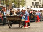 De kaasmarkt in Alkmaar, de kaas wordt aan het publiek verkocht