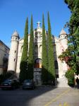 Montreux, kerk met cypressen