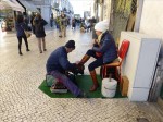 2013-11-068 schoenenpoetsers aan het Largo de São Domingos